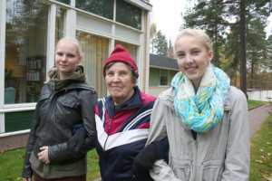  Eila Salmi sai ulkoiluseurakseen Emmi Tammen (vas.) ja Laura Ruonalan.