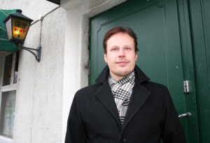 Paljasjalkainen toijalalainen Pekka Wulli aloitti baarimikon uransa ravintola Leskirouvassa.