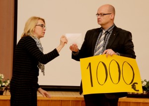Akaan Rotaryklubin presidentti Ulla-Maija Kimmel luovutti ylilääkri Juhani Grönlundille 1000 euroin sekin käytettäväksi Akaan neuvoloiden itkuvaippoihin.