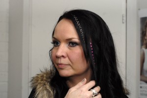 Teresa Kärki esittelee hiuksiin kiinnitettäviä timanttinauhoja.