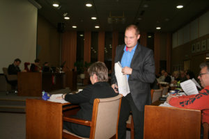 Jaakko Leinosen ehdotus voitti viimeisessä äänestyksessä kaupunginhallituksen esityksen 41-1. Yksi äänesti tyhjää.