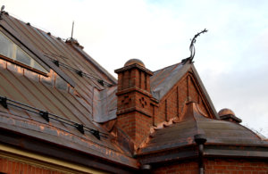 Kylmäkosken kirkon homekorjaus alkoi katon uusimisella. Arkkitehti Mikko Uotilan mukaan katon läpi oli vieti muun muassa ukkosenjohdin, jonka reijästä pääsi vettä rakenteisiin.