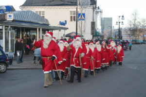 Toijalan joulukausi avautuu perinteiseen tapaan asemalta torille kulkevalla joulupukkiparaatilla. 