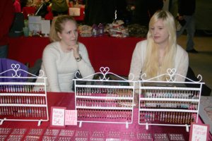 Katri (vas.) ja Jenni Uolamo myivät itse tekemiään koruja. 