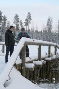 Mauri Maijala (oik.) ja muut Kylmäkosken Veikkonen ikinuoret kunnostivat myös Lumijoen yli kulkevan hiihtosillan.