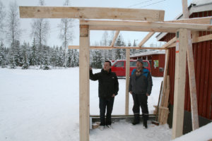 Harri Pouru (vas.), Mauri Maijala ja kumppanit rakentavat 20.12. mennessä Veikkojen majalle vielä uuden jätekatoksen.