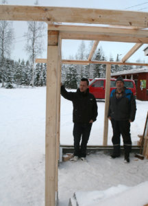 Harri Pouru (vas.), Mauri Maijala ja kumppanit rakentavat 20.12. mennessä Veikkojen majalle vielä uuden jätekatoksen.