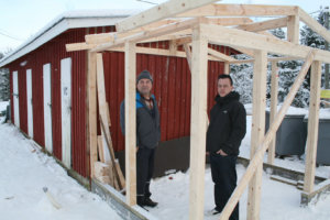 Harri Pouru (oik..), Mauri Maijala ja kumppanit rakentavat 20.12. mennessä Veikkojen majalle vielä uuden jätekatoksen.
