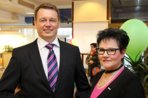 Aluejohtaja Jarmo Törhönen tutustui viime perjantaina Nordean Akaan konttorin toimintaan konttorinjohtaja Maija Pohjoismäen johdolla.