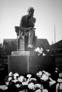 86veuro-aleksis kiven patsas nurmijärvellä