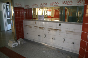 Ennen varsinaisten purkutöiden alkamista monet Keskustan koulun lavuaareista on jo irrotettu ja viety varastoon.