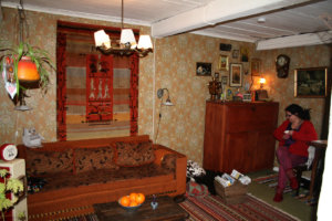 Olohuoneessa on paljon vanhoja huonekaluja. Sohvassa on jo kolmas verhoilu. Pihlgren ja Ritolan tapetti sopii tyyliin ja tunnelmaan.