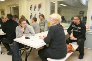 Kuulemistilaisuuteen osallistui vajaat 30 henkilöä.    Päättäjistä saman pöydän äärellä  Mari Peräkivi ja Risto Kajanto (oik.). 