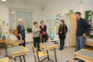 Kirkonkylän koulun neljännen luokan opettaja Anne-Maija Hakala esitteli kuulemistilaisuuden jälkeen koulun tiloja halukkaille. 