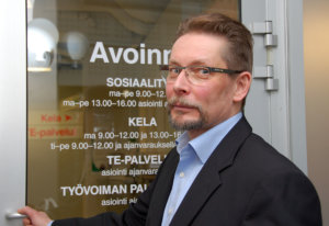 Projektipäällikkö Ilkka Peltomaa esittää yhteispalvelukeskusta Kauppiastavarataloon. Valkeakoskella toimipiste sijaitsee ostoskeskus Koskikarassa.