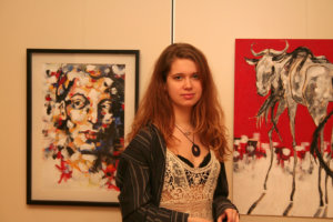 Milla Torniainen on maalannut kaikki näyttelyn työt akryyliväreillä. Kuva: Santeri Riento