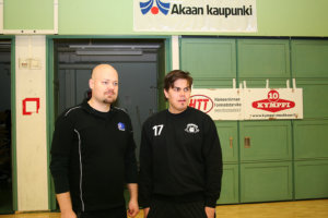 Kylmäkosken Veikkojen valmentaja Pauli Jokinen, vas. Ja, Mad Maxin valmentaja Timo Kopola, ovat myös entisiä pelikavereita Mad Maxin ajoilta.