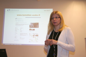 Yritysneuvoja Piritta Forstén esitteli uudistunutta tontti- ja toimitilapörssiä Vasken mediakahvitilaisuudessa maanantaina. 