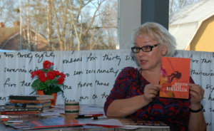 Taija Tuominen suosittelee kirjailijaksi mieliviä lukemaan jonkin opaskirjan aiheesta.