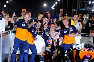 Aki Ajon johtama Red Bull KTM-tehdastiimi käynnisti Moto3-luokan MM-sarjan riehakkaissa voittotunnelmissa Losailin valaistulla aavikkoradalla Qatarissa. Kuva: Gold and Goose.