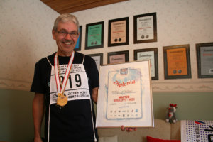 Risto Ihamäki sai kymmenestä Worldloppet-sarjan maratonhiihdosta Master-arvonimen kunniakirjoineen ja mitaleineen. Nyt kasassa on jo 13 kisaa eri puolilta maailmaa. Tuorein leima tuli helmikuussa Japanin Sapporosta.