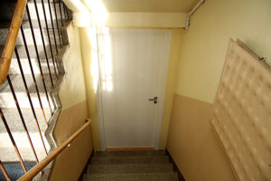 Asuntolan viimeisimpiin muutostöihin kuuluu oven asentaminen kellarin sisäänkäyntiin.  