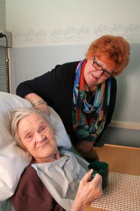 Aune Kivi ehti työskennellä Viialan vanhainkodissa eli nykyisessä Mäntymäessä liki 40 vuotta. 88-vuotias Liisa Helin on Oksalan asukkaita. 