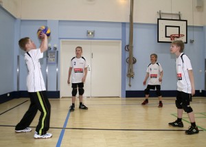 Toivo Lehtonen (vas.), Jere Tikkala, Tuukka Tuomi ja Pyry Vahteristo tykkäävät lentopallossa sekä pelaamisesta että kavereiden kanssa olemisesta.