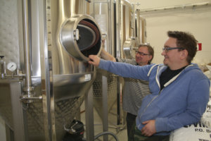 Kimmo Kyllönen (oik.) ja Petri Heliniemi pääsevät pian panemaan olutta myös 1700 litran painetankeilla. 