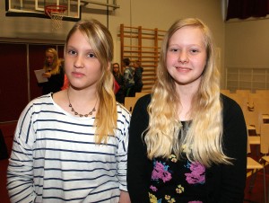 Keskustan koulun 6C-luokkalaiset Julia Peltomäki ja Oona Salonen pitivät Duudsonien luentoja ihan kivana ja vakuuttivat, ettei heidän luokallaan kiusata. 