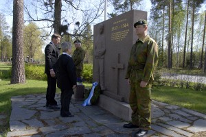 Kaupunginvaltuutettu Jouni Vaittinen ja Raija Toivonen laskivat Akaan kaupungin seppeleen sankarihaudalle.