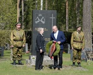 Kylmäkosken Karjalaisten puolesta seppeleen laskivat Karjalaan jääneiden muistomerkille Enni Kuisma ja Jaakko Halonen.
