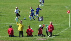 ViiPV:n juniorit kannustivat Hakan Teemu Hytöstä, joka pelasi vielä vuosi sitten itse Viialassa.