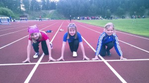 Vauhdin 9-vuotiaat ottelijat lähtöharjoituksissa. Vasemmalla Jonna Uolamo, keskellä Sofia Kraft ja oikealla Aava Häyrynen. Kuva: Kari Uolamo