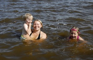 Tiina Virtanen sekä lapset Veikko ja Vilmiina olivat Tipurin uimarannalla ensimmäistä kertaa.