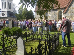 Lähes sata henkeä osallistui opastetulle hautausmaakävelylle Sääksmäen kirkkomaalla. Kuvassa Denisovien perhehauta.