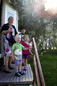 Pirjo Kivinen Espoosta toi sisarentyttären lapset Pyry ja Roosa Alatalon ensi kertaa isoja koneita katsomaan. Oppaana mukana oli myls Lauri Kylmälä (tak.)
