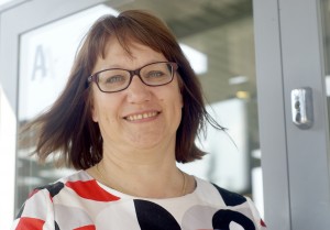 Hirvialhon rehtori Anne Saari on asunut Toijalassa vuodesta 1998 lähtien ha työskennellyt kotipaikkakunnallaan aikaisemmin sekä luokanopettaja että erityisopettajana.