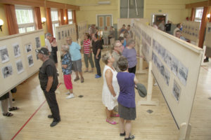 Viiala-Seura sai yleisöltä myös tietoa kuvien henkilöistä ja rakennusten historiasta. 