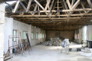 Vanhat, palaneet kattotuolit on aikoinaan jätetty paikoilleen tulipalon jälkeen.
