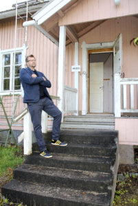 Näkymän kuraattori Mika Karhu halusi sijoittaa teoksensa sivistystä edustavaan taloon. Junanlähettäjän talo seisoo tyhjillään ratamestarin talon vieressa aivan Toijalan keskustassa. 