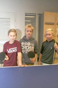 Pingispöydän ääressä viihtyneet Miro Kemppainen (vas.), Jasper Niskala ja Miika Torra osallistuivat maanantaina Nuorten toimintakeskuksessa  seitsemäsluokkalaisten iltaan. 