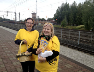 Akaan iloiset mesipörriäiset Tuija Hautaviita ja Sofia Welling jakoivat maanantaina junamatkustajille hunajakarkkeja. Kuva:Sini Kantola. 