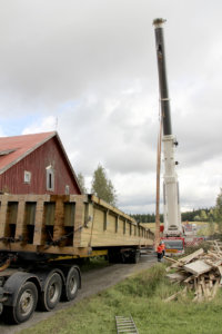 Nosto-operaatio vaati järeän nosturin, joka tuotiin paikalle Vantaalta Pekka Niskalta. 50 tonnin sillan nostamiseen nosturiauto tarvitsi toistasataa tonnia vastapainoja pysyäkseen pystyssä. Vastapainot tuotiin paikalle useammalla rekalla. 
