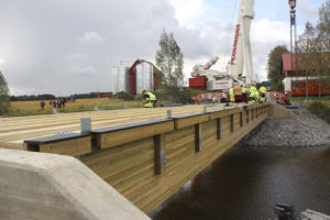 Liikenteelle sillan on määrä avautua syyskuun alussa. Puukansi saa vielä päällysteen ja kaiteen. Samalla päällystetään Seppäläntien silta.   