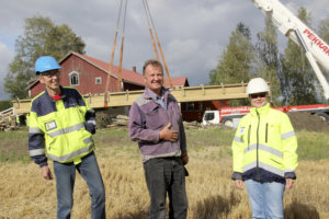 Siltainsinööri Pentti Koivisto (vas.) toimi siltatyön valvojana, Arto Välimäki on tienkäyttäjä ja aluevastaava Saila Heinonen edustaa sillalle avustusta myöntänyttä Pirkanmaan Ely-keskusta. 