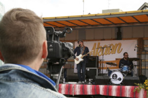 Kello 13.30 isä Harri Salminen (vas.) kuvasi, kun pojat Jukka Salminen ja Tommi Salminen esiintyivät Jukka Ässän riveissä.