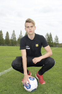 Pian 15 vuotta täyttävä Leevi Lundell aloitti jalkapallon 6-vuotiaana Toijalan Pallossa. Topasta tie on vienyt HJS:n kautta Ilvekseen. 