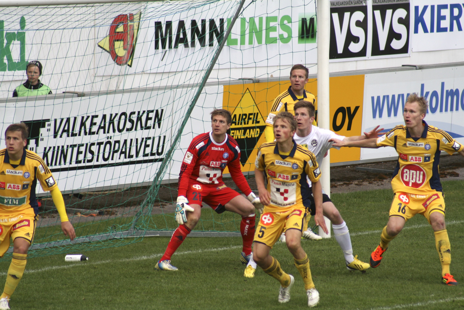 HJK piti Kalle Multasen ja muun Haka-joukkueen pihdeissään ja voitti Suomen Cupin puolivälierän Valkeakoskella 30. huhtikuuta.