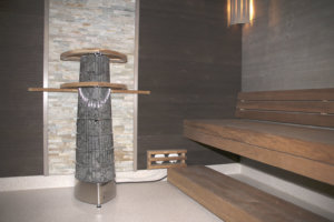 Hakalehdon vanhainkodissa saunaa ei ole ollut pitkään aikaan. Torkonkartanossa sauna sen sijaan on. Tilat mahdollistavat myös vuodepotilaiden saunottamisen.